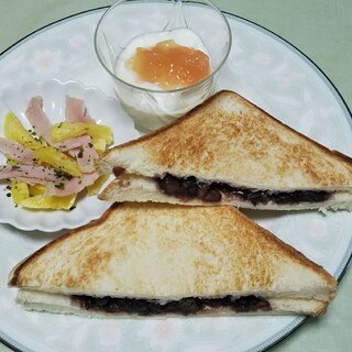 じゃがいもとハム炒めと茹で小豆のホットサンドの一皿